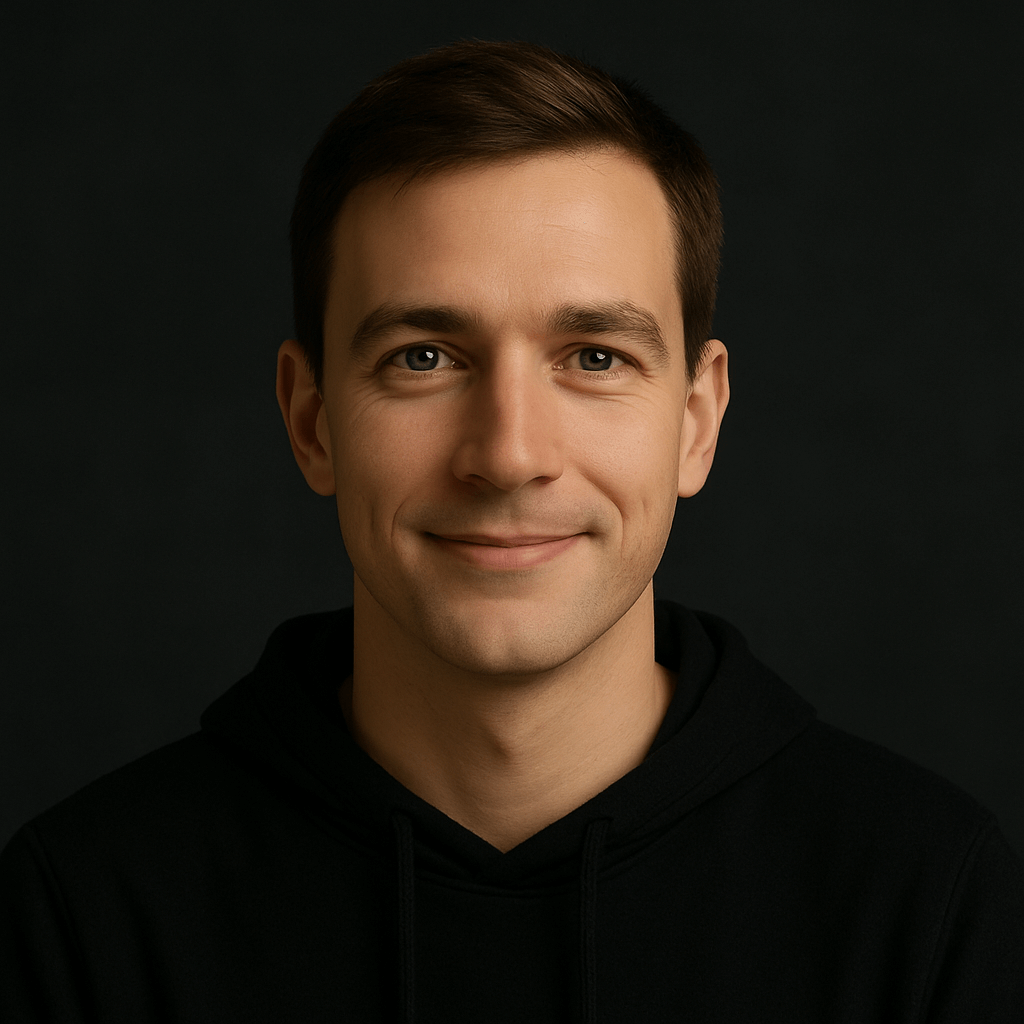 Porträt eines jungen Mannes mit schwarzem Hoodie vor dunklem Hintergrund